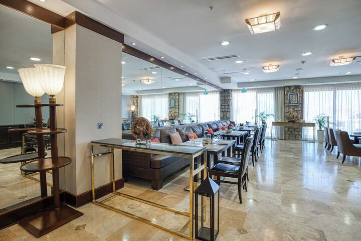Entrance & Lobby