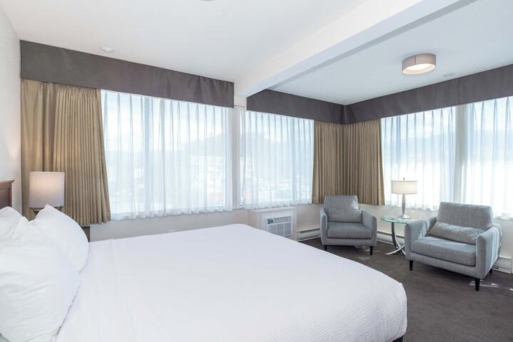 Room 8 of 34