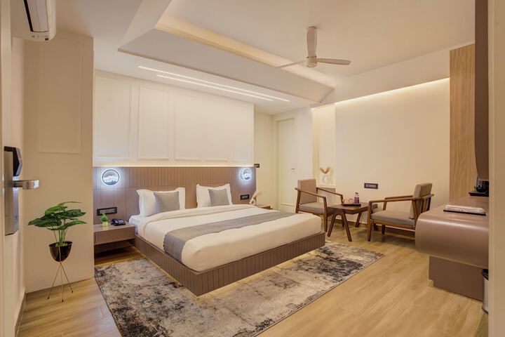 Room 6 of 33