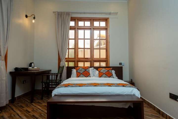Room 10 of 28