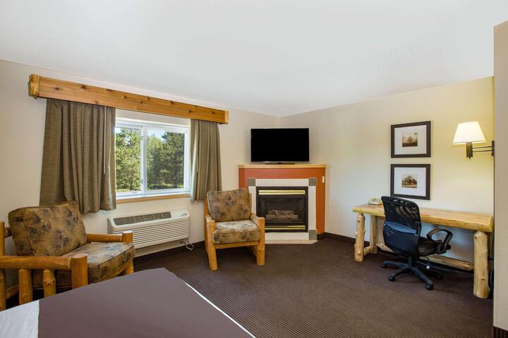 1 Queen Bed (11 of 20)