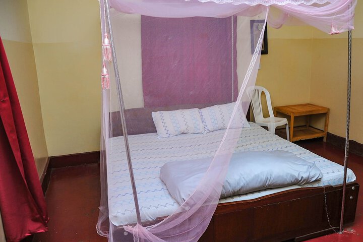Room 7 of 12