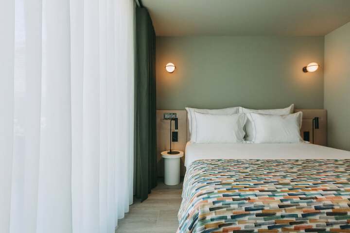Room 4 of 145