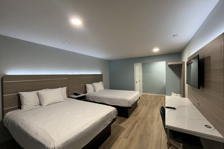2 Queen Beds (7 of 9)
