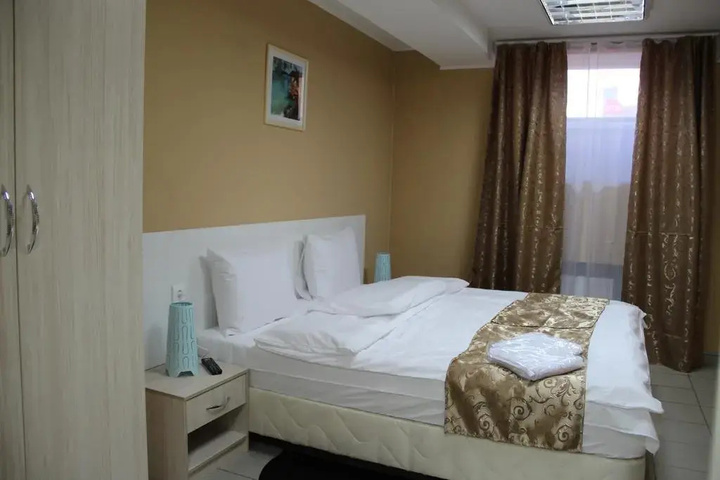 Room 6 of 9