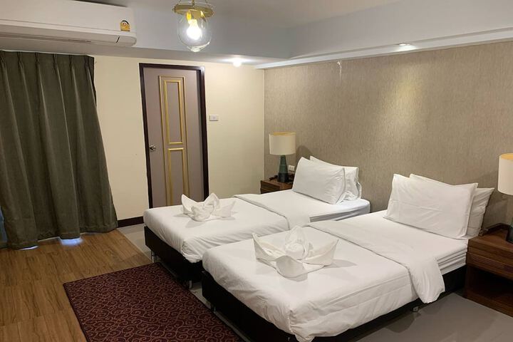 Room 42 of 77