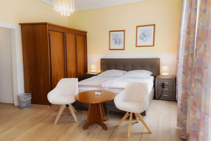 Room 9 of 18