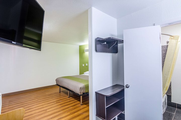 Room 7 of 32