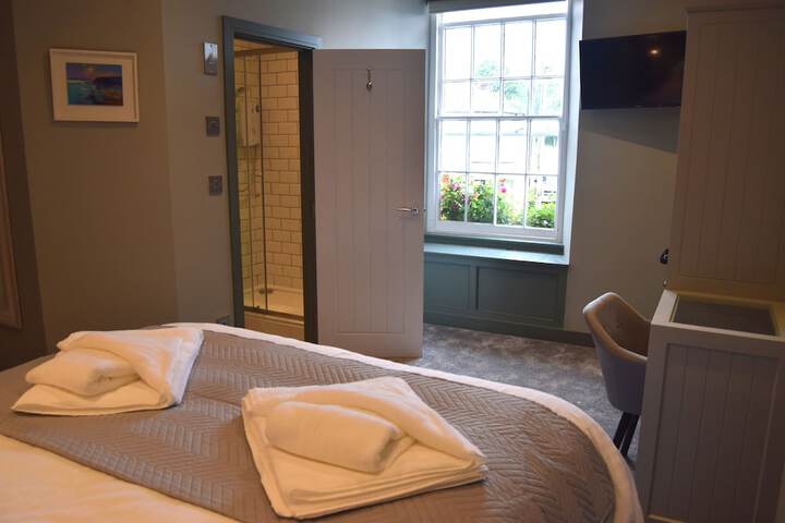 Room 3 of 18