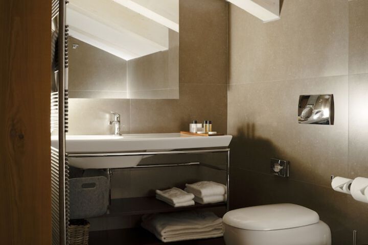 Room 33 of 62