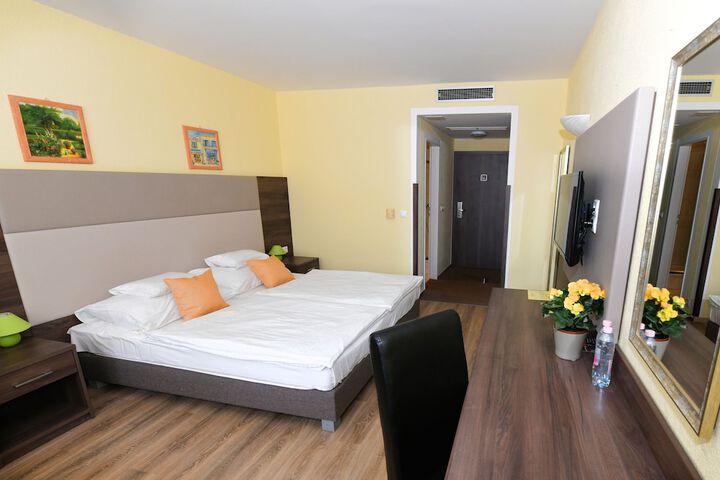 Room 17 of 34