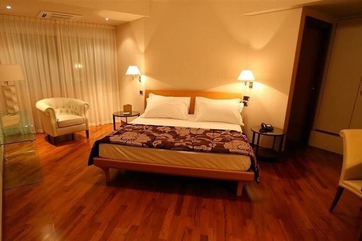 Room 33 of 152