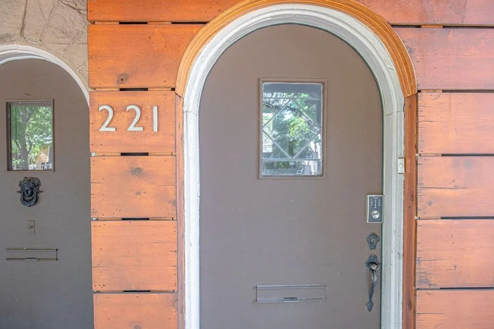 Exterior of Close to Famous Attractions With Hot Tub and Fire Pit