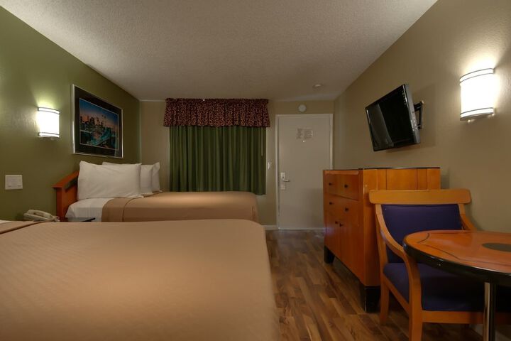 1 Queen Bed (9 of 12)