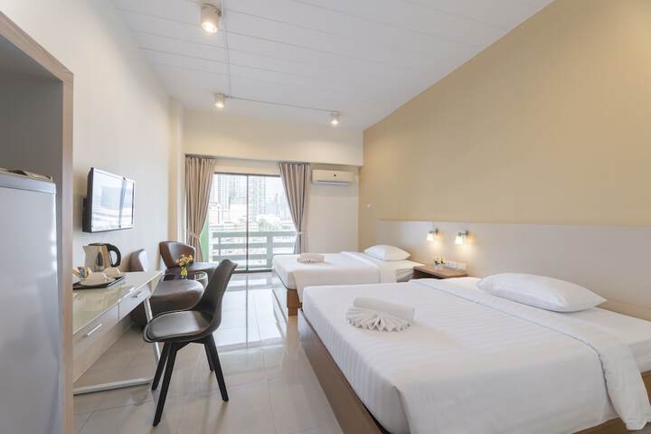 Room 9 of 80