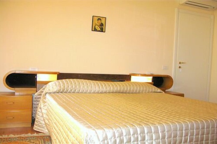 Room 11 of 34