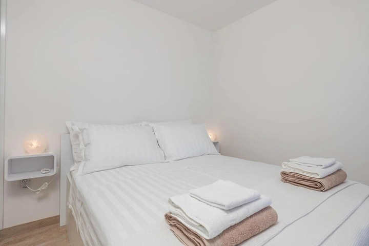 Room 3 of 20