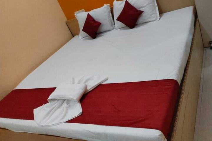 Room 4 of 8