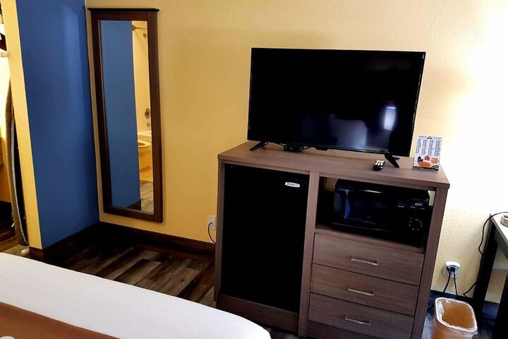 1 King Bed Mobility Accessible (8 of 16)