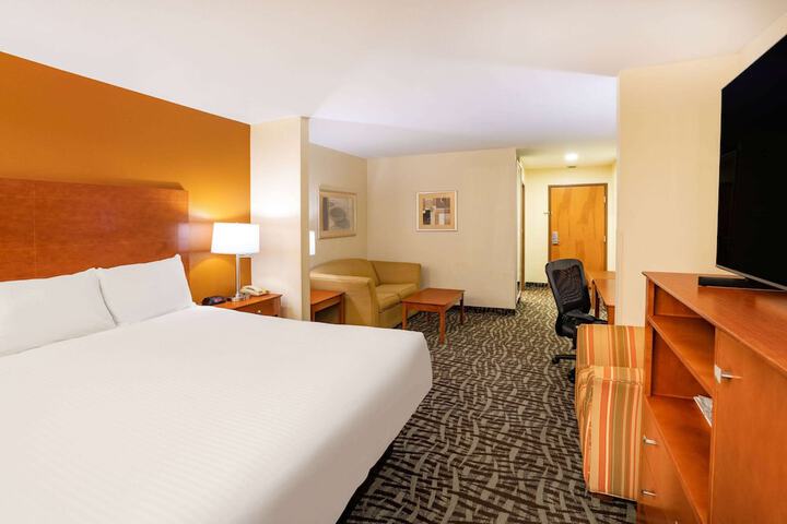 1 King Bed (2 of 13)