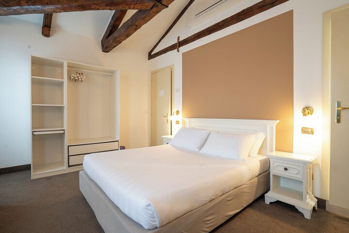 Room 14 of 63