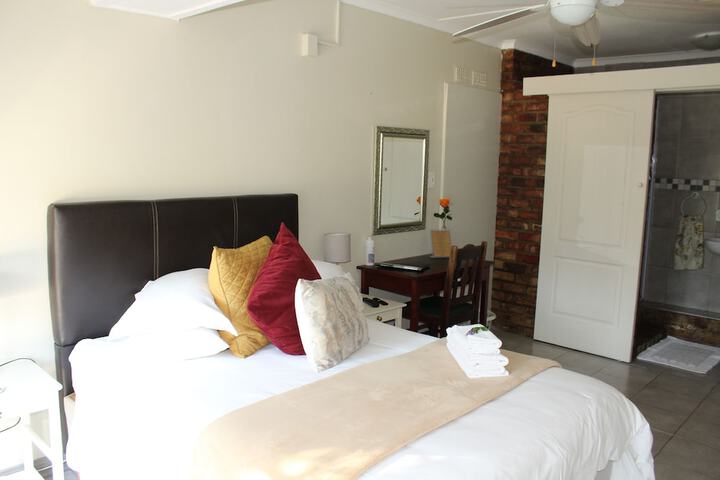 Room 5 of 99