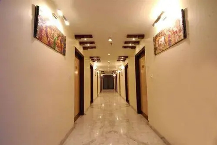 Room 7 of 12