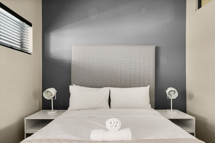 Room 34 of 215