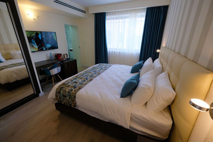 Room 30 of 106