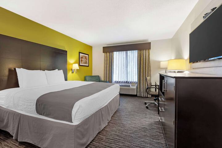 1 King Bed Microwave and Refrigerator Full Breakfast (8 of 14)