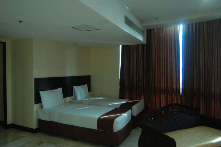 Room 11 of 90