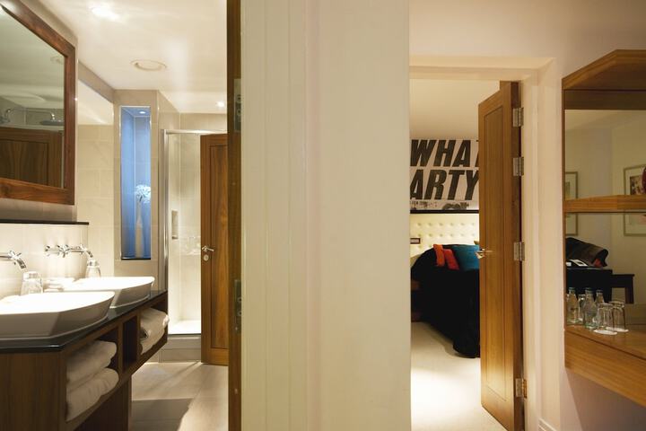 Room 32 of 94