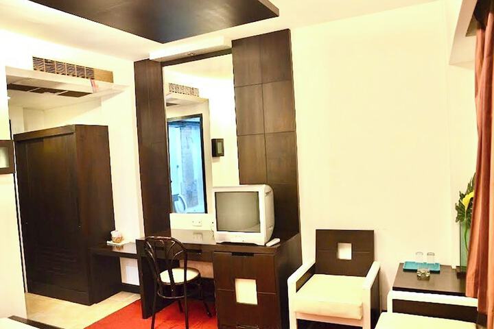 Room 8 of 38
