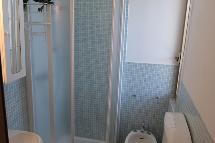 Room 16 of 28