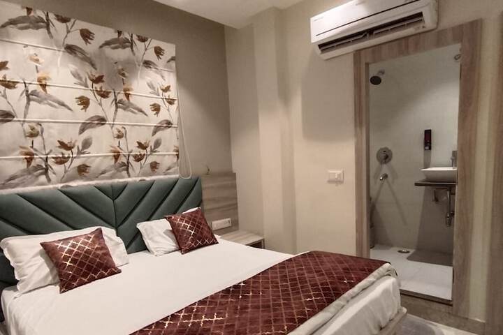 Room 7 of 14