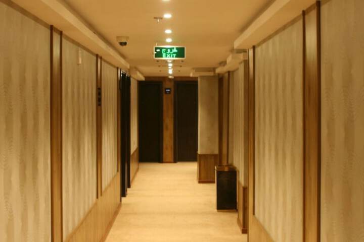 Ballroom/Hall 82 of 107