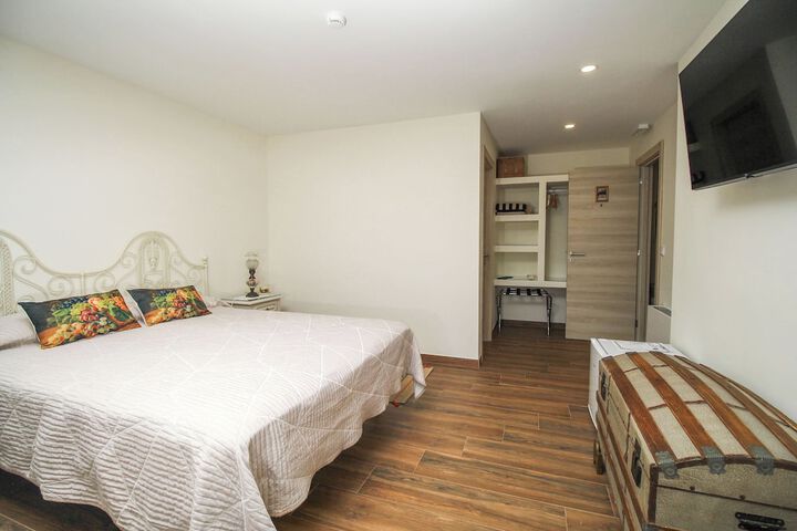 Room 5 of 65