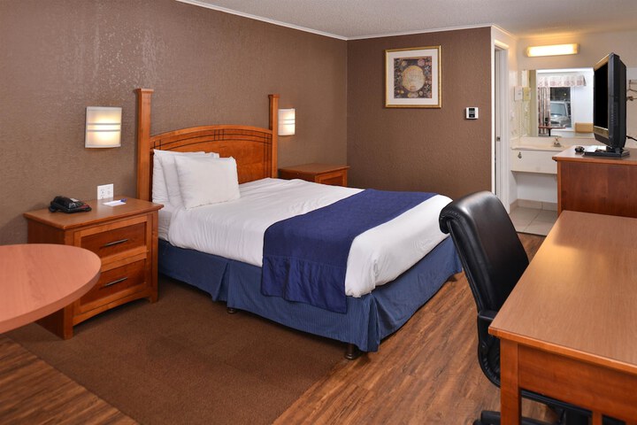 1 Queen Bed (6 of 7)