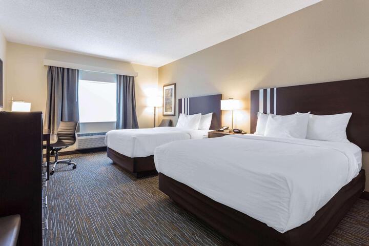 1 Queen Bed Accessible Room (5 of 18)