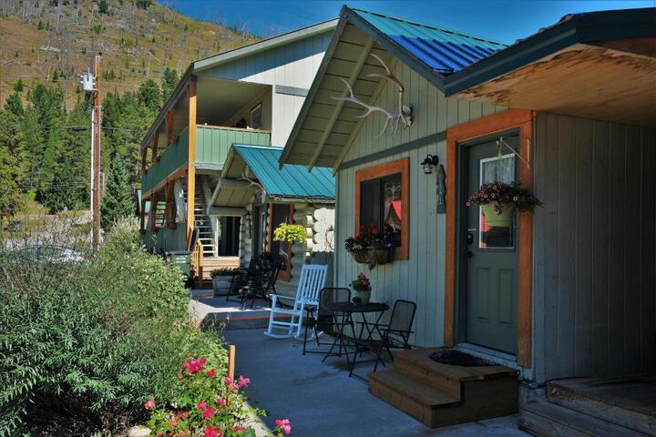 Exterior of Elk Horn Lodge Motel and Cabins