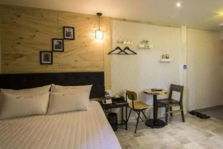 Room 4 of 12