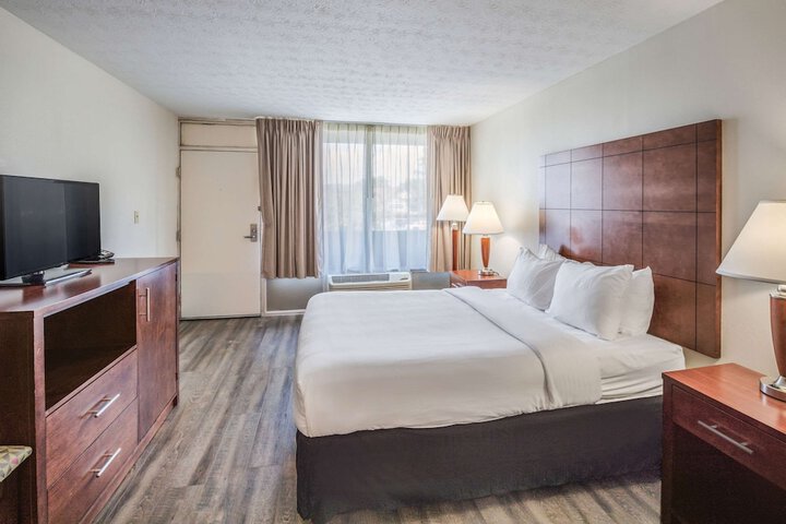 1 Queen Bed (10 of 14)