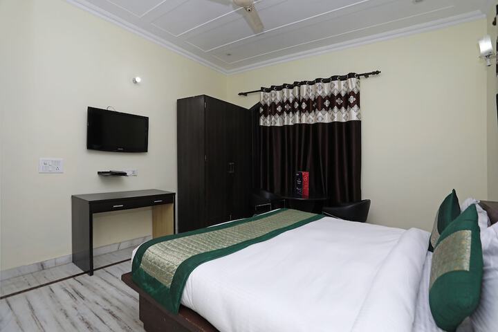 Room 13 of 18