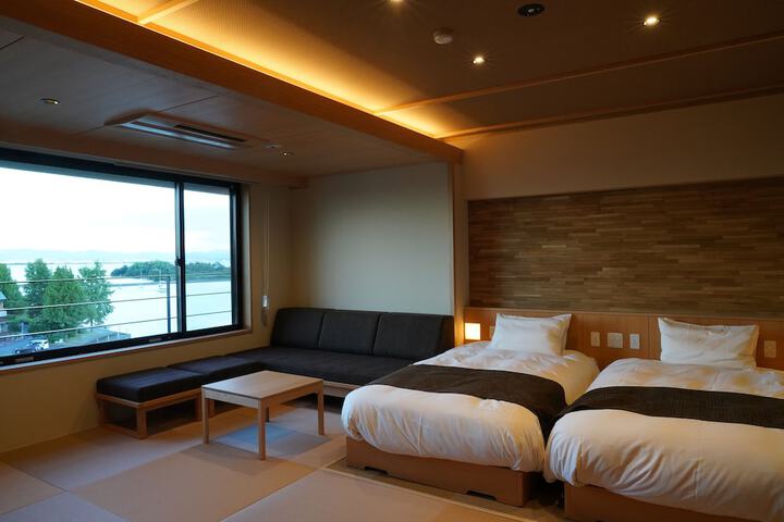 Room 18 of 104