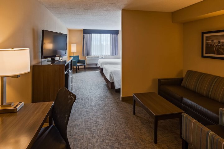 Accessible Suite Queen Bed Accessible Walk in Shower Sofa Bed Work Desk Microwave and Refrigerator Full Breakfast (16 of 30)