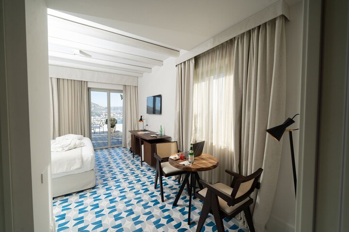 Room 4 of 28