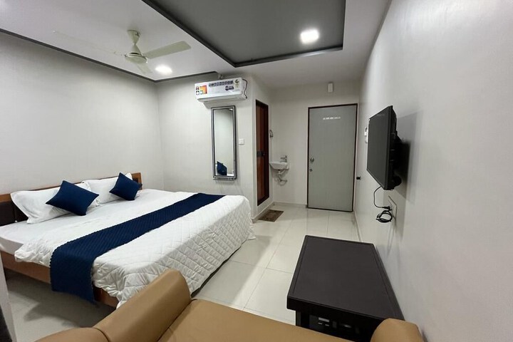 Room 5 of 9