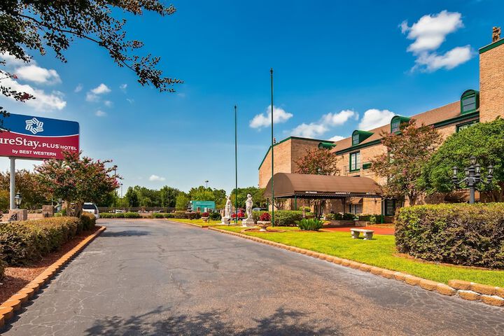 Exterior of Best Western Chateau Louisianne