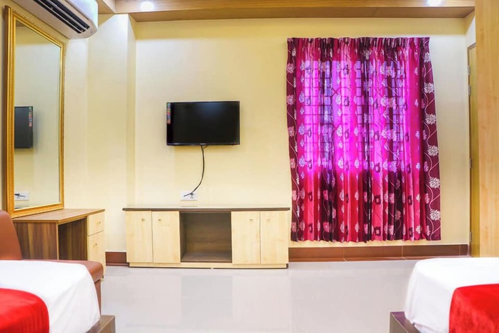 Room 6 of 12
