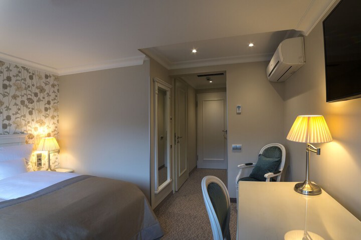 Room 7 of 42